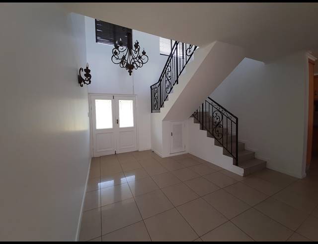 4 BEDROOM TOWNHOUSE TO LET IN PALM SPRINGS VILLAGE